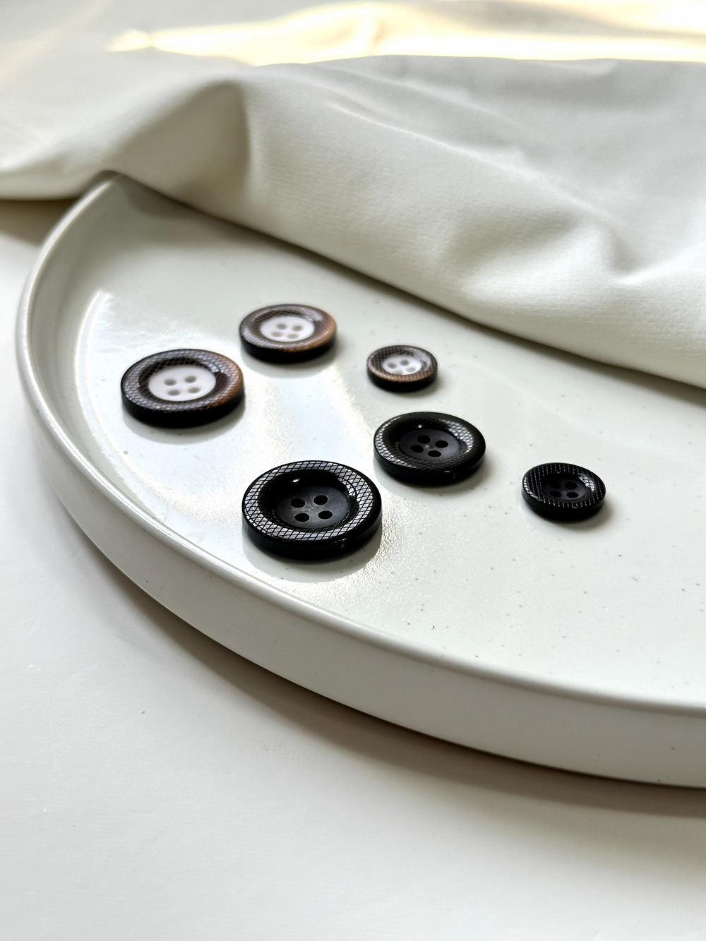 LuxeGrid Polyester Buttons