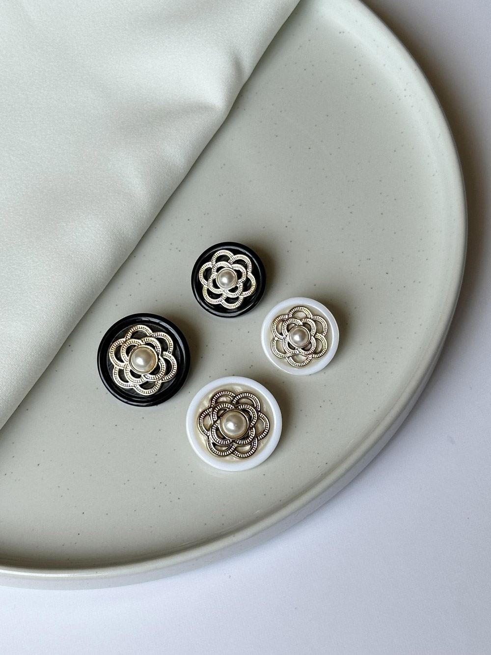 Stylish Polyester Buttons with Gold-Toned Flower and Pearl Center